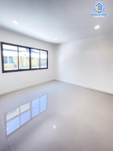 บ้านมือสอง ย่านกรุงเทพฯ ม.ชัยพฤกษ์ บางแวก เนื้อที่ 104.8 ตร.ว. ฟังก์ชัน 5 ห้องนอน 4 ห้องน้ำ จอดรถได้ 2 คัน บนทำเลเดินทางสะดวก เชื่อมต่อหลายเส้นทาง และเดอะมอลล์บางแค ทางด่วน "กาญจนาภิเษก" และรถไฟฟ้า "สถานีภาษีเจริญ"